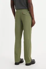 Pantalón chino color verde oliva, de corte recto y tiro medio.
