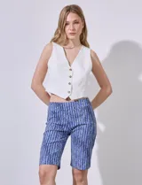 Bermuda de gabardina elastizada con estampado abstracto en tonos azules y blancos.