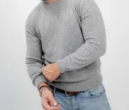 Sweater gris de corte clásico, cuello redondo y tejido liviano de baby alpaca.