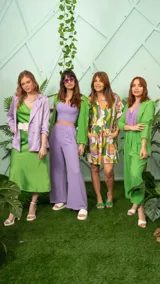 Blazer lila de satén, corte clásico con solapas de muesca y cierre cruzado con botones.