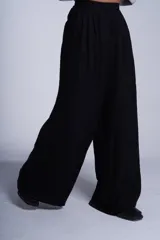 Pantalón sastrero blanco de corte palazzo, con cintura alta, elástico en la parte trasera y botón frontal.