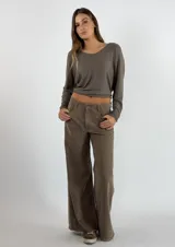 Pantalón marrón de tiro alto y corte palazzo.