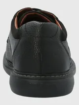 Zapato de vestir para hombre con cordones, confeccionado en cuero vacuno con textura granulada. Presenta punta redonda, suela de goma EVA flexible y diseño ergonómico para mayor confort.