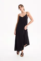 Vestido largo negro de viscosa, sin mangas y con tirantes finos, de corte holgado y fluido.