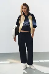 Pantalón de algodón negro con tiro medio, cintura elástica, pierna recta y grandes bolsillos laterales aplicados.