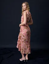 Vestido maxi estampado floral, marca Julia Jordan. Lateral fruncido y lazo de ajuste. Ruedo asimétrico con volados. Lateral con abertura y cierre invisible. Forro interno a tono.