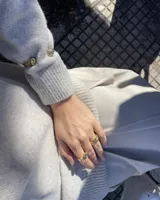 Anillo abierto de diseño minimalista y orgánico, realizado en metal macizo con extremos redondeados de diferentes tamaños.