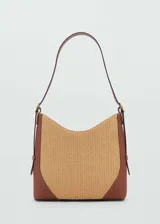 Bolso tipo hobo de rafia color beige, con detalles en cuero marrón. Tiene asa de hombro ajustable, cierre con botón magnético y bolsillo interior.