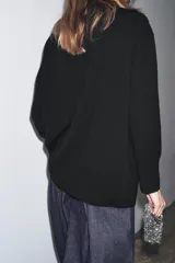 Jersey de corte oversize confeccionado en lana 100%, con cuello redondo y manga larga. Presenta acabados en rib en puños, cuello y ruedo.