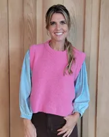 Chaleco tejido de punto en lana lambswool, con cuello redondo, diseño sin mangas y aberturas laterales en el ruedo.