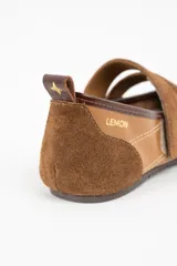 Chatita de cuero color camel, con detalles en gamuza al tono en la puntera y el talón. Presenta doble tira con cierre de velcro en el empeine y suela de goma dentada.