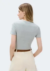 Remera corta color verde neón, de corte ajustado y mangas cortas.