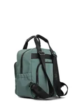 Mochila de poliéster reciclado color verde, con compartimento principal con cierre, doble bolsillo delantero con cierre, bolsillos laterales y bolsillo trasero con cierre. Incluye correas ajustables y manijas superiores con logo de la marca.