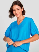 Blusa celeste de manga corta con escote en V.