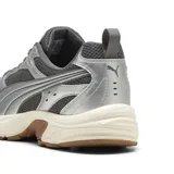 Championes Puma Milenio Tech LT, color gris y plateado, con base de malla oscura, superposiciones metálicas y suela de goma con entresuela beige.