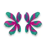 Par de aros con forma de flor, con diseño abstracto en colores fucsia y verde.