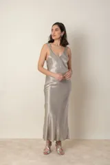 Vestido largo color dorado, de satén, con breteles finos y escote en V.