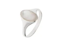 Anillo de plata 925 con forma ovalada y detalle de nácar.