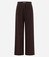 Pantalón de corte recto confeccionado en punto roma, con diseño de raya de tiza. Presenta cintura estructurada con trabillas para cinturón y bolsillos laterales.