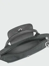Cartera tipo pouch de la línea Le Pliage de Longchamp, color gris, con diseño minimalista, asa superior corta y cierre de solapa con botón a presión.