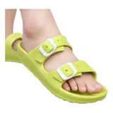 Sandalias chancletas de goma color beige con diseño texturizado en la suela, doble tira ajustable con hebillas y estilo slip-on.