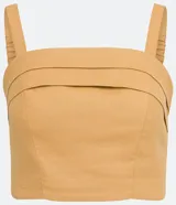 Blusa musculosa corta color ocre, con escote cuadrado, tirantes anchos elásticos, pliegues delanteros y lastex en la espalda.