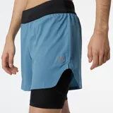 Short de running celeste con calza interior negra ajustada.