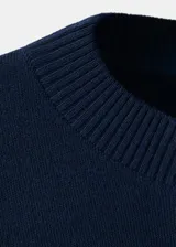 Jersey azul marino de punto, con cuello redondo y mangas largas.