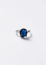 Anillo de plata 925 con una gran zirconia central de corte ovalado en color azul marino.