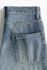 Jean de corte recto y tiro regular, confeccionado en denim de algodón en tono azul medio con efecto desteñido y diseño de cinco bolsillos.