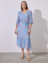 Vestido midi celeste con estampado floral en tonos naranja y rosa, de la marca Ruby Rd. Tiene cuello redondo con escote en V, mangas 3/4 con puños fruncidos y cintura elastizada en punto smock.