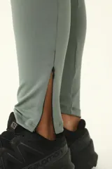 Calza deportiva de tiro alto color verde, con recortes anatómicos y cierres en los tobillos. Confeccionada en tejido de compresión con tecnología de absorción de sudor.