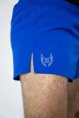 Short deportivo azul eléctrico con cintura elástica ajustable con cordón, corte lateral y logo de la marca estampado en la pierna izquierda. Incluye suspensor interno de lycra de microfibra.
