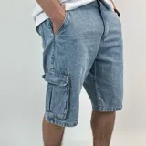 Bermuda de jean celeste claro con bolsillos cargo laterales.