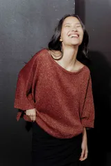 Buzo de hilo con tejido de punto fino, de corte holgado y mangas tres cuartos. Presenta un diseño versátil con cuello redondo amplio y acabado ligeramente brillante.