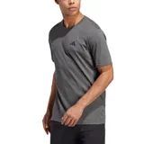 Remera gris de entrenamiento Adidas para hombre, con logo pequeño estampado en el pecho.