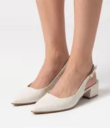 Tacones slingback Satinato en color marrón con textura crocco, puntera fina, taco bloque mediano y tira ajustable con hebilla en el talón.