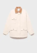 Chaqueta de algodón estilo denim en color beige, con diseño recto, cuello camisero de pana en contraste y cierre delantero de botones ocultos. Cuenta con manga larga y cuatro bolsillos delanteros de parche.