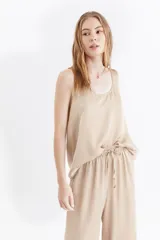 Musculosa de satén con escote redondo, corte holgado y diseño minimalista.