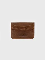 Tarjetero de cuero marrón con ranuras para tarjetas y logo grabado de la marca Tranquera.