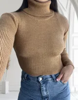 Polera color camel de tejido de punto acanalado, con cuello alto y corte crop.