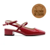 Zapato de vestir negro charol con punta fina, dos tiras finas sobre el empeine y taco bajo cuadrado.