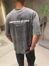 Remera oversize de algodón 100% color gris oscuro con efecto lavado. Estampado en la espalda con el texto "BOHEMIAN DSG CERTIFIED AUTHENTIC STREETWEAR only good news".