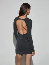 Vestido corto negro con brillo, de manga larga, cuello redondo y ajuste al cuerpo.