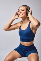 Top deportivo negro con espalda cruzada en cuatro tiras y almohadillas removibles.