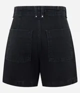 Bermuda midi de jean color negro, con cintura media, cierre de gancho, bolsillos laterales y detalle de costura frontal vertical.