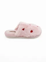 Pantuflas de peluche color blanco con estampado de corazones rojos, diseño abierto y suela plana.