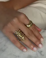 Anillo plateado con forma de esqueleto de costillas.