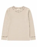 Remera de manga larga color beige, con cuello redondo y detalles calados decorativos en el borde del cuello y en los puños.