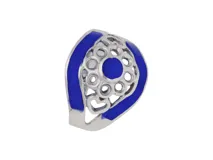 Anillo de plata 925 calado con esmalte azul. Diseño con forma geométrica y detalles circulares.